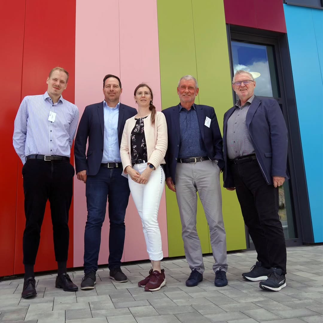 Dr. Michael Schäfer (Schulleiter des BNT), Tim Lieser (WFG TR-SAB), und David Dimmig (WFG TR-SAB/eduHUB-Projekt) besuchten die Junior Uni in Daun. Gemeinsam mit Fachbereichskoordinatorin Elena Marx und Prof. Dr. Helmut Willems diskutierten wir über spannende Möglichkeiten der Zusammenarbeit und Kooperation. Besonders im Bereich der MINT-Förderung und der Frühförderung konnten wir viele gemeinsame Ziele und Visionen entwickeln. Wir freuen uns darauf, diese gemeinsam zu verwirklichen und die Zukunft zu gestalten!